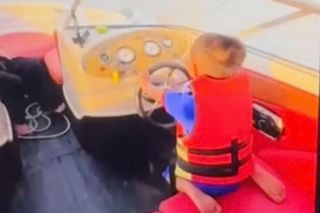Đồng Tháp: Xử phạt người cha để con trai 4 tuổi lái ca nô, quay clip đăng lên Facebook