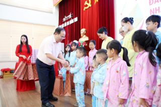Bí thư Tỉnh ủy Quảng Ninh thăm, trao quà cho bệnh nhi tại Bệnh viện Sản Nhi
