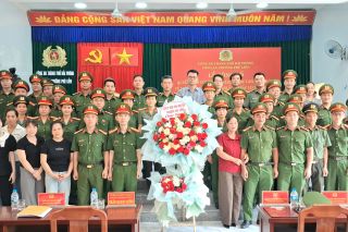 Công an phường Phù Liễn công bố quyết định thăng cấp bậc hàm, nâng lương và công tác cán bộ năm 2026