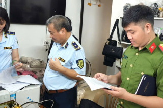 Ninh Bình: Thu giữ hàng chục đôi giày, dép nghi giả mạo nhãn hiệu tại xã Tân Minh