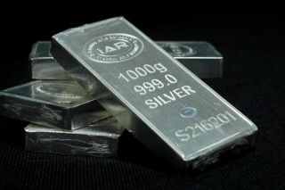 Giá bạc hôm nay 11/7: Bạc bật tăng mạnh, tiến sát mốc 61 USD/ounce