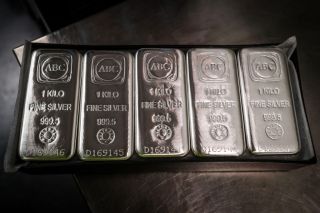 Giá bạc hôm nay 12/7: Bạc tăng mạnh, tiến sát mốc 61 USD/ounce