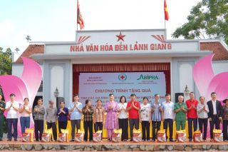 Ninh Bình: Trao hơn 1.000 suất quà tri ân gia đình chính sách, người có công tại phường Duy Tân