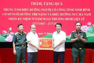 Chủ tịch UBND tỉnh Ninh Bình thăm, tặng quà người có công nhân dịp 27/7