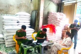 Cà Mau: Bắt quả tang cơ sở sản xuất hàng chục tấn đường cát giả
