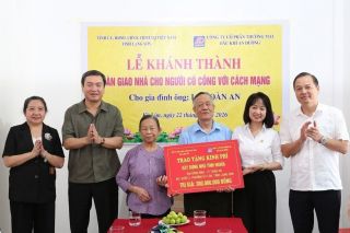 Lãnh đạo tỉnh Lạng Sơn thăm, tặng quà gia đình chính sách nhân Ngày Thương binh - Liệt sĩ