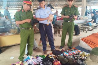 Lạng Sơn: Tăng cường kiểm tra hàng hóa có dấu hiệu giả mạo nhãn hiệu tại chợ vùng cao