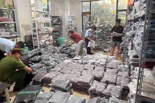 Hà Nội: Khởi tố 2 bị can buôn bán hơn 3.600 sản phẩm giả mạo nhãn hiệu