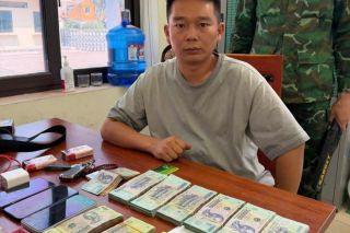 Lào Cai: Khởi tố công dân Trung Quốc vận chuyển trái phép 355 triệu đồng qua biên giới