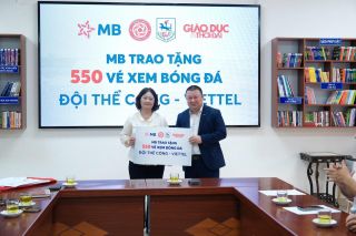 MB trao tặng hơn 600 vé xem bóng đá cho Trường THCS Giảng Võ