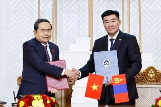 Thắm tình hữu nghị bền chặt và sâu sắc