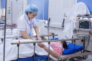Nhân viên y tế được hưởng phụ cấp ưu đãi nghề cao nhất 80% và bổ sung nhiều chế độ đặc thù