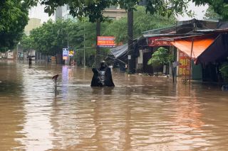 Trường học ở Hà Nội thông báo phụ huynh đón con sớm vì mưa lớn