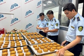 Hà Nội: Tạm giữ 214 sản phẩm bánh Trung thu sử dụng nguyên liệu không rõ nguồn gốc