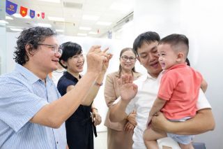 Hàng chục nghìn phụ huynh đăng ký và cho con tiêm vắc xin tay chân miệng lần đầu tiên có tại Việt Nam