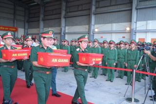 15.401 mẫu hài cốt liệt sĩ được vận chuyển bằng máy bay quân sự ra Hà Nội