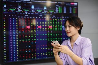 Chứng khoán phiên sáng 6/10: Thị trường giằng co, VN-Index hạ nhiệt
