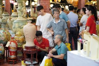 Khi du khách trở thành “đại sứ” tiêu dùng hàng Việt