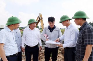 Bắc Ninh: Lãnh đạo phường Phương Liễu kiểm tra tiến độ xây dựng tuyến đường kết nối Tổ dân phố Giang Liễu đi Tổ dân phố Hà Liễu