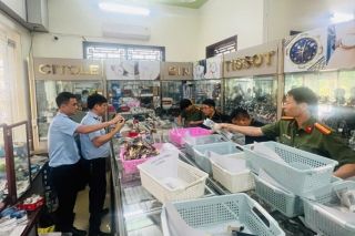 Hưng Yên khởi tố vụ kinh doanh hơn 2.100 đồng hồ giả