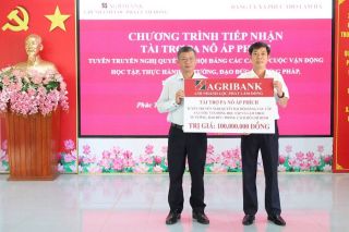 Agribank Lộc Phát Lâm Đồng trao tặng 100 pano tuyên truyền cho xã Phúc Thọ Lâm Hà