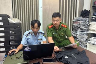 Hà Nội: Xử phạt hộ kinh doanh tại xã Phú Nghĩa về hành vi bày bán quần áo giả mạo nhãn hiệu Adidas