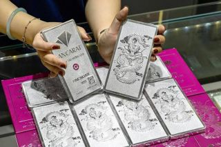 Giá bạc thế giới và trong nước bốc hơi hơn một nửa giá trị đẩy giới đầu cơ vào cảnh thua lỗ nặng nề