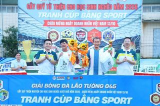 Hà Tĩnh: Giải bóng đá trên 45 tuổi, kết thúc vòng bảng quyên góp được 49 triệu đồng ủng hộ trẻ em nghèo