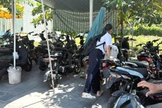 Học sinh THCS đi xe điện: Cấm hay quản lý đúng?