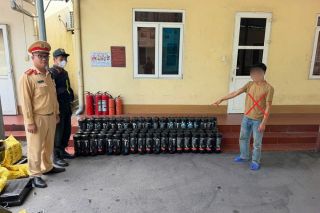 Tài xế bỏ xe chạy xuống suối khi bị phát hiện vận chuyển trái phép 96 bình "khí cười"