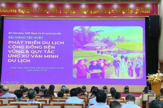 Hà Nội: Nâng cao chất lượng dịch vụ du lịch từ văn hóa ứng xử và bản sắc làng nghề
