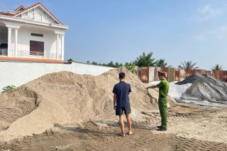 Phú Thọ: Tạm giữ lượng lớn cát xây dựng không rõ nguồn gốc tại hộ kinh doanh vật liệu xây dựng