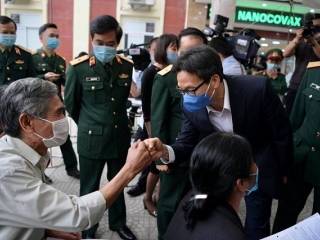 Phó Thủ tướng Vũ Đức Đam động viên tình nguyện viên thử vaccine COVID-19 giai đoạn 2