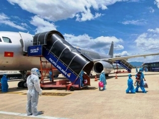 Hai chuyến bay đưa gần 400 người dân tỉnh Quảng Nam về quê