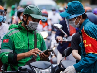 Thành phố Hồ Chí Minh: Doanh nghiệp tự tổ chức xét nghiệm Covid-19 cho shipper