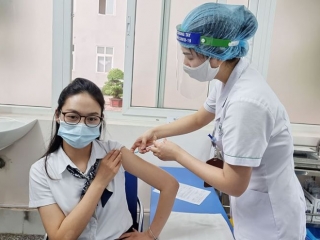 Bộ Y tế trả lời về việc rút ngắn khoảng cách 2 mũi vắc xin AstraZeneca