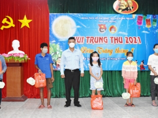 Sóc Trăng: Trao tặng quà và lồng đèn cho thiếu nhi có hoàn cảnh khó khăn vui Tết Trung thu