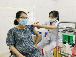 Bộ Y tế đề nghị khẩn trương tiêm vaccine cho phụ nữ mang thai