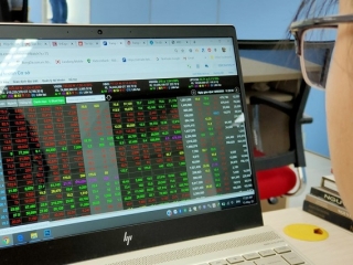 Cổ phiếu chứng khoán, bất động sản tăng mạnh