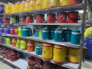 Cán bộ quản lý thị trường Đội 11, Cục Quản lý thị trường TP. Hà Nội hướng dẫn phóng viên "soi" để kiểm tra "cho thuận"