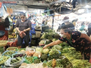 Giá xăng giảm 24%, giá nhiều loại thực phẩm “dễ lên khó xuống”