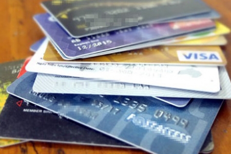 Ngân hàng tự ý thu phí thường niên thẻ tín dụng: Khách hàng khiếu nại