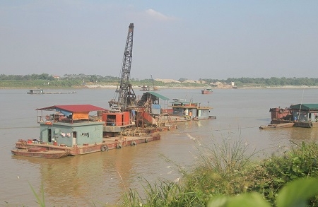 Phú Thọ: “Cát tặc” lộng hành sông Lô