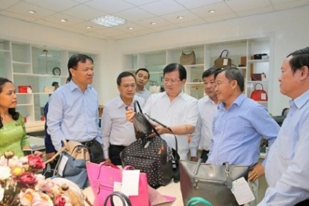 Phó Thủ tướng Trịnh Đình Dũng làm việc với Hiệp hội Da - giày - túi xách