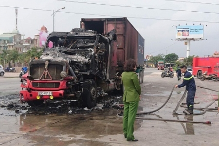 Hải Phòng: Xe container bốc cháy ngùn ngụt khi đang lưu thông trên đường