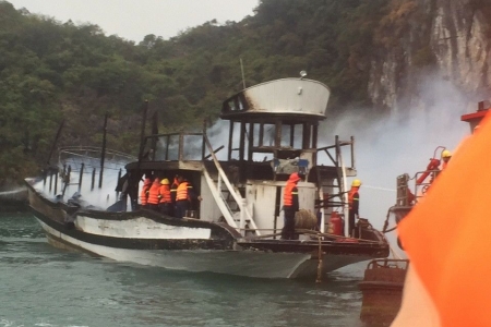 Quảng Ninh: Tàu du lịch nghỉ đêm trên Vịnh Hạ Long bất ngờ bốc cháy