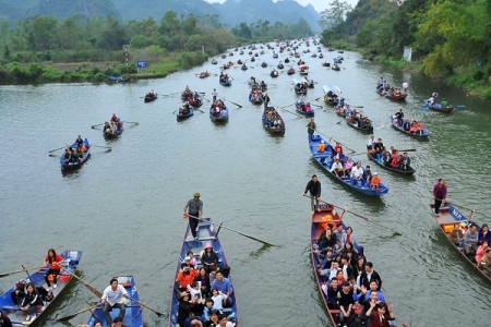 Chưa khai hội, hơn 15 vạn du khách đã đổ về chùa Hương