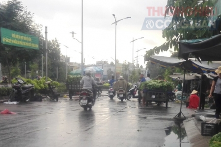 TP. Hồ Chí Minh: Ngang nhiên chiếm ngã ba họp chợ?