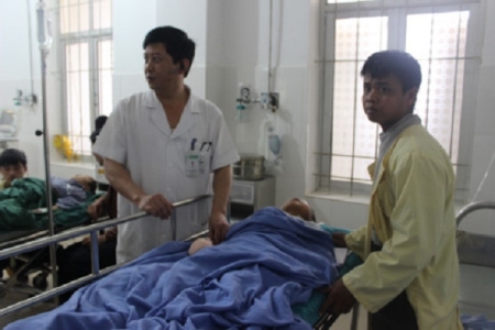 Bé 8 tuổi bị dập nát bàn tay vì điện thoại phát nổ