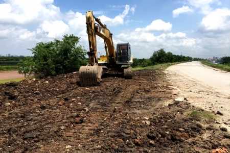 Đất thải nghi độc hại xả đầy đê sông Hồng (Văn Giang, Hưng Yên): “Né” trách nhiệm?